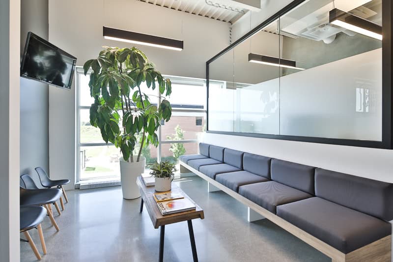 salle-d-attente-clinique-podiatrique-par-espace-concept-design